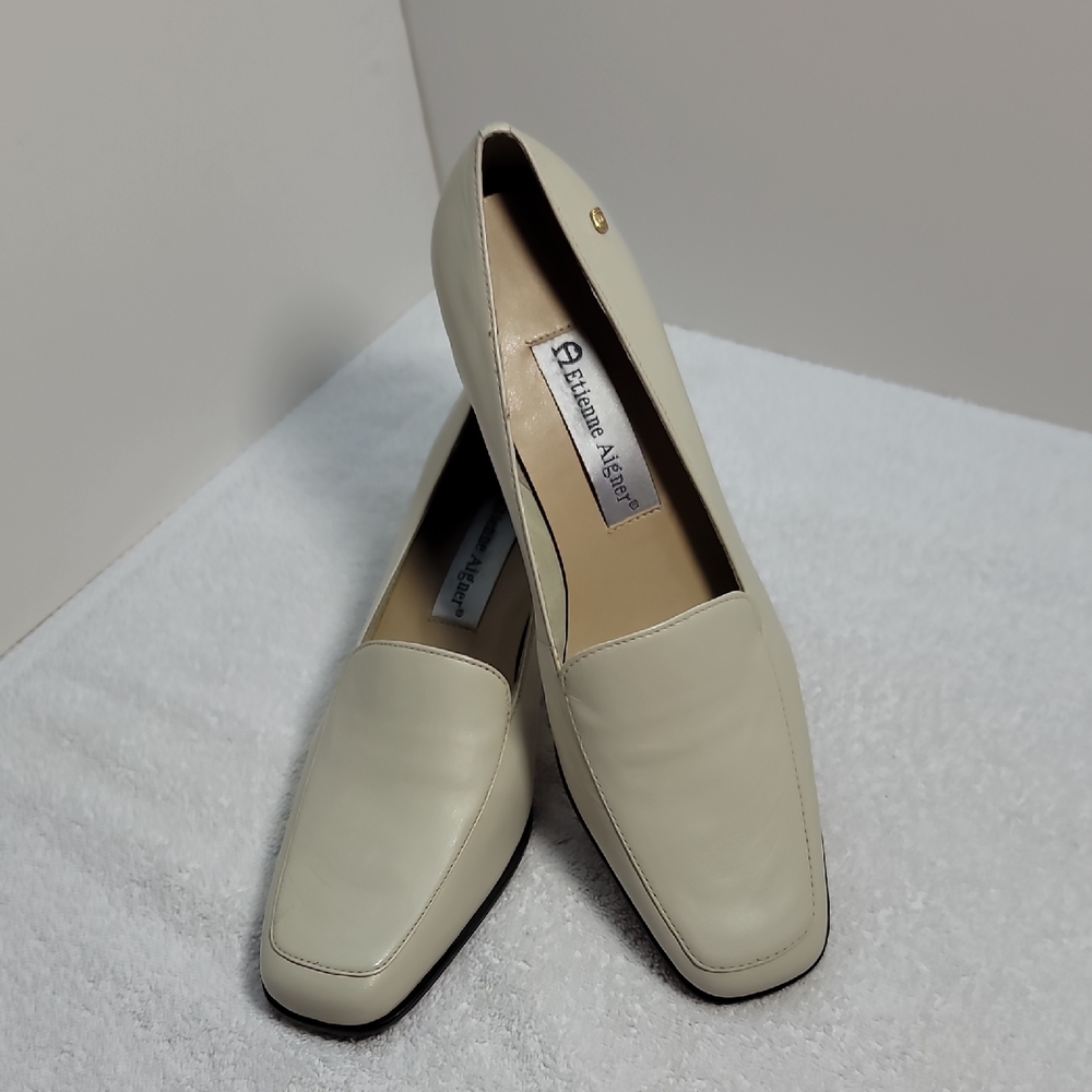 Etienne Aigner Women's Classic Cream Heels EUC